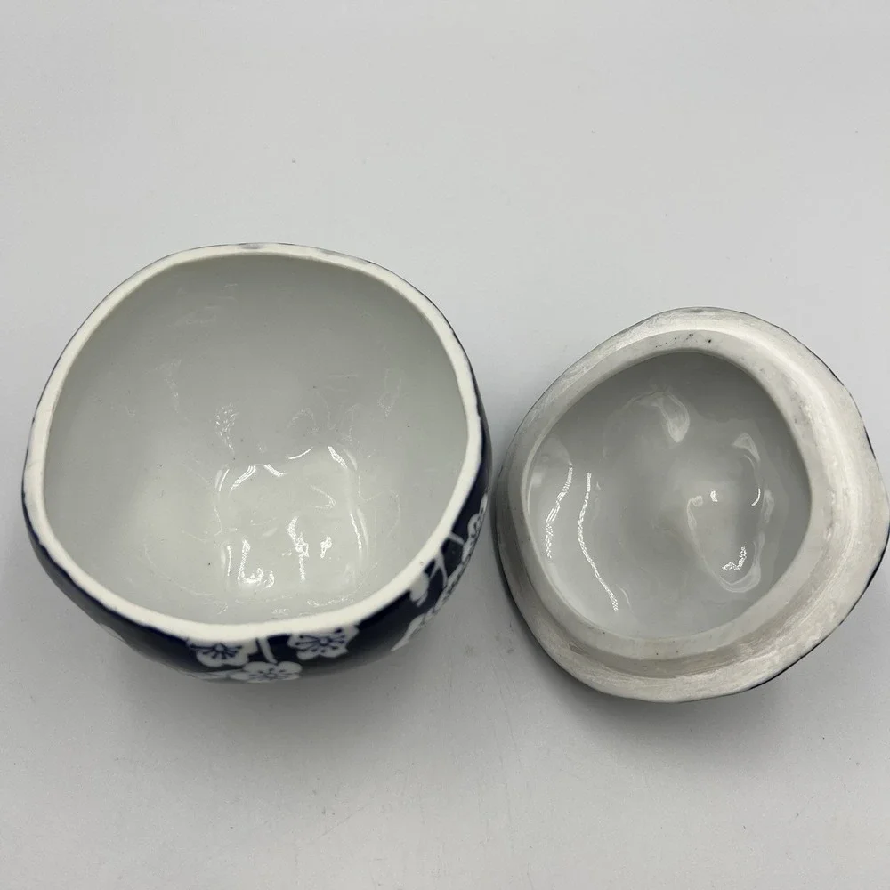 Gump's San‎ Francisco Blue White Porcelain Apple Jar Lid Prunus Cherry Blossom
